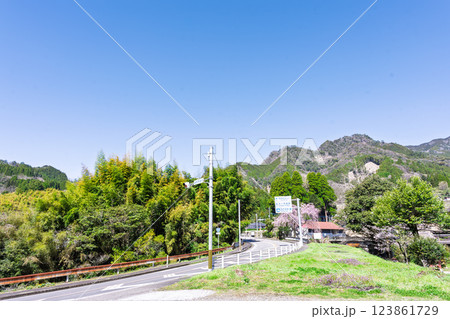 春の光芒を浴びている龍泉寺周辺の枝垂れ桜と国道三百二十五号線周辺風景(宮崎県西臼杵郡高千穂町上野) 春の光芒を浴びている龍泉寺周辺の枝垂れ桜と国道三百二十五号線周辺風景(宮崎県西臼杵郡高千穂町上野) 123861729