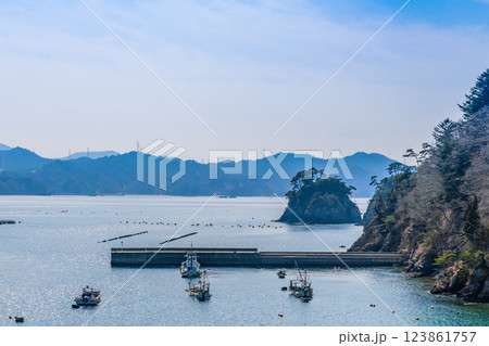 宮城県女川の小さな漁港 123861757