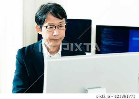 パソコンに向かうミドル男性 123861773