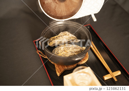 冬に食べたい蒸し牡蠣と日本酒 冬に食べたい蒸し牡蠣と日本酒 123862131