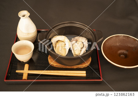 冬においしい蒸し牡蠣と熱燗 冬においしい蒸し牡蠣と熱燗 123862163