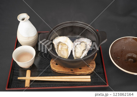 冬においしい蒸し牡蠣と熱燗 123862164