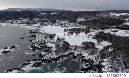 冬の種差海岸(上空からみる天然芝生地) - 青森県八戸市,日本 冬の種差海岸(上空からみる天然芝生地) - 青森県八戸市,日本 123862290