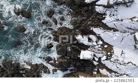 冬の種差海岸(真上から見る岩) - 青森県八戸市,日本 冬の種差海岸(真上から見る岩) - 青森県八戸市,日本 123862301