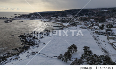 冬の種差海岸（天然芝生地を横から） - 青森県八戸市,日本 123862304