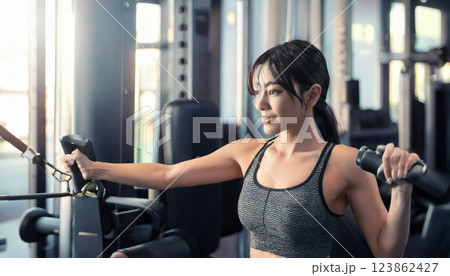スポーツジムでトレーニングする女性（AI生成画像） 123862427