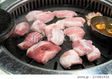 あぶる 網焼 焼く 123862458
