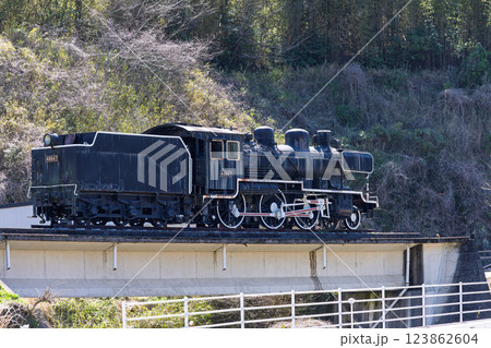 春の光芒に映える道の駅スポット　高千穂観光物産館 トンネルの駅　(宮崎県西臼杵郡高千穂町) 123862604