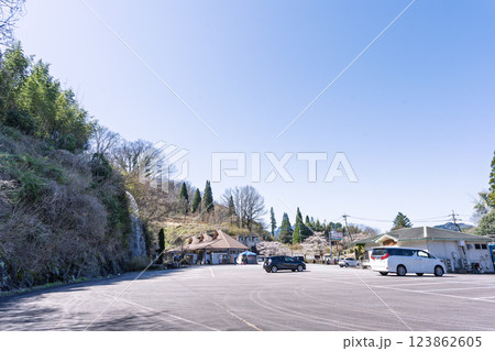 春の光芒に映える道の駅スポット 高千穂観光物産館 トンネルの駅 (宮崎県西臼杵郡高千穂町) 春の光芒に映える道の駅スポット 高千穂観光物産館 トンネルの駅 (宮崎県西臼杵郡高千穂町) 123862605