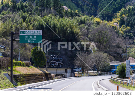 春の光芒に映える道の駅スポット　高千穂観光物産館 トンネルの駅　(宮崎県西臼杵郡高千穂町) 123862608