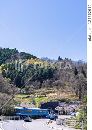 春の光芒に映える道の駅スポット　高千穂観光物産館 トンネルの駅　(宮崎県西臼杵郡高千穂町) 123862610