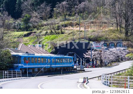 春の光芒に映える道の駅スポット　高千穂観光物産館 トンネルの駅　(宮崎県西臼杵郡高千穂町) 123862611