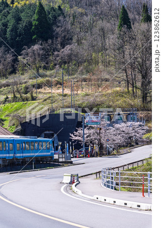 春の光芒に映える道の駅スポット　高千穂観光物産館 トンネルの駅　(宮崎県西臼杵郡高千穂町) 123862612