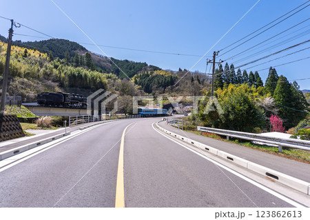 春の光芒に映える道の駅スポット　高千穂観光物産館 トンネルの駅　(宮崎県西臼杵郡高千穂町) 123862613