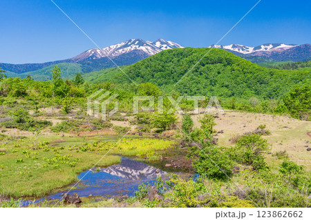 【長野県】乗鞍高原・一の瀬瀬園地　新緑のまいめの池 123862662