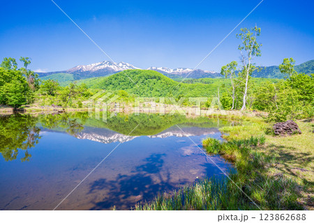 【長野県】乗鞍高原・一の瀬瀬園地　新緑のまいめの池 123862688
