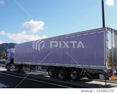 大型トレーラーのリフトアクスル 123862739