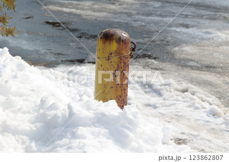 雪、積雪、ポール、支柱、駐車場、囲い、冬、屋外 123862807