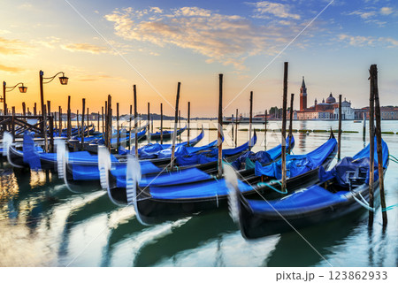 Gondolas in Venezia Gondolas in Venezia 123862933