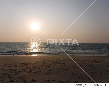 南インドの海と夕日 123863201