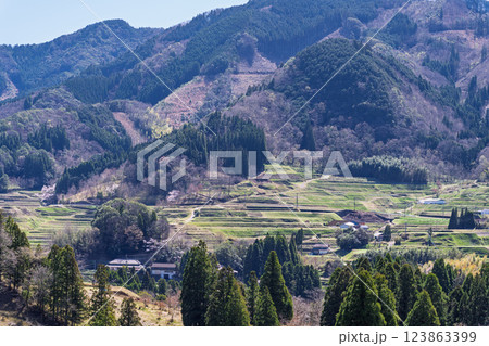 春日和に映える田園風景「世界農業遺産 高千穂郷・椎葉山地域」宮崎県高千穂町 春日和に映える田園風景「世界農業遺産 高千穂郷・椎葉山地域」宮崎県高千穂町 123863399
