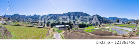 春日和に映える田園パノラマ風景「世界農業遺産 高千穂郷・椎葉山地域」宮崎県高千穂町 春日和に映える田園パノラマ風景「世界農業遺産 高千穂郷・椎葉山地域」宮崎県高千穂町 123863450