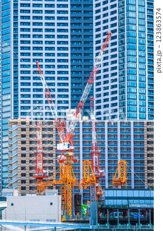 日本の東京都市景観　林立するクレーン…勝どきポンプ棟建設工事＝19日 123863574
