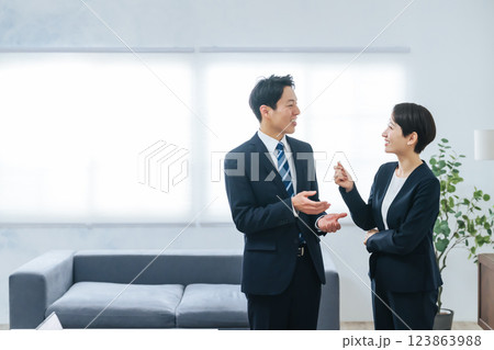 オフィスで会話する男女ビジネスパーソンのグループ 123863988