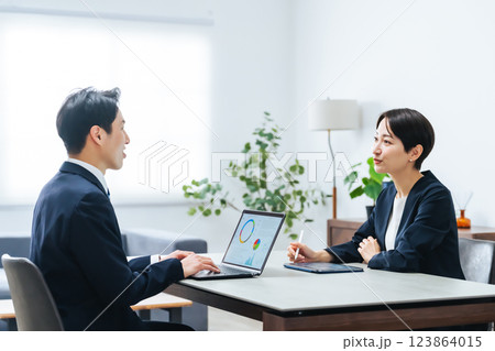 オフィスで打ち合わせする男女ビジネスパーソンのグループ 123864015
