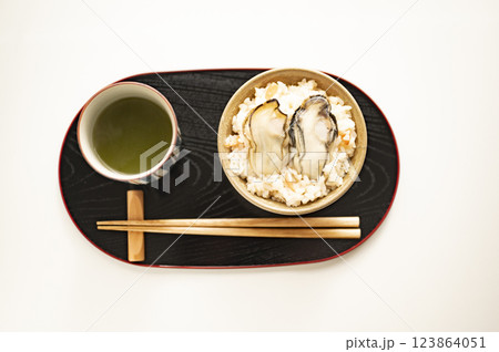 冬においしい牡蠣御飯 123864051