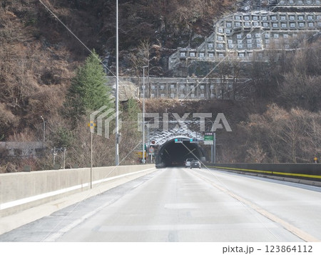 中央自動車道　恵那山トンネル 123864112