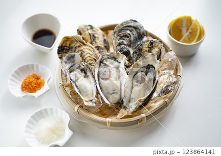 冬の味覚生真牡蠣 123864141
