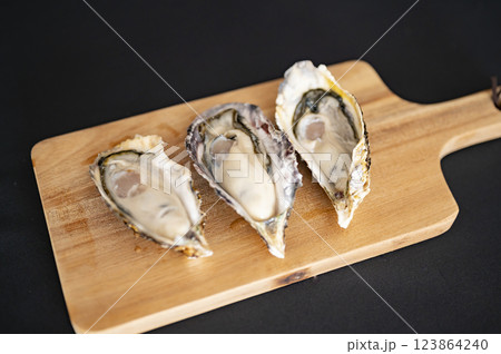 冬の味覚生真牡蠣 冬の味覚生真牡蠣 123864240