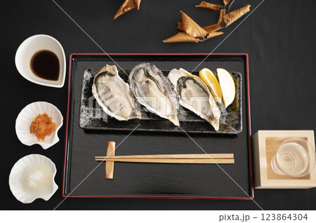冬の味覚生真牡蠣と日本酒 冬の味覚生真牡蠣と日本酒 123864304
