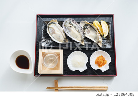 冬の味覚生真牡蠣と日本酒 123864309