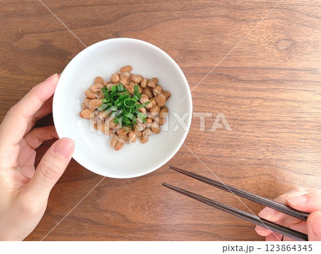 青ネギ入り納豆と箸を持つ女性の手元 123864345