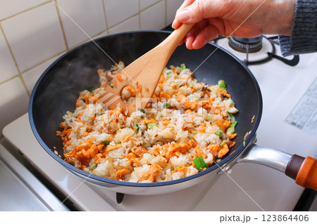フライパンで炒飯を炒める様子	 123864406