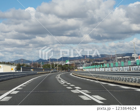 東名高速道路のパーキングエリア　 123864624