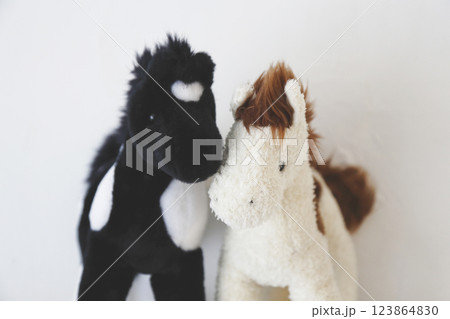 白い背景度撮ったペアの馬のぬいぐるみ 123864830