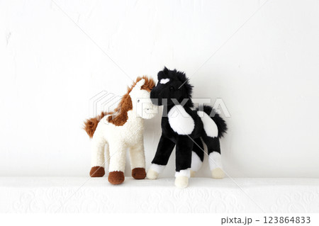 白い背景度撮ったペアの馬のぬいぐるみ 白い背景度撮ったペアの馬のぬいぐるみ 123864833