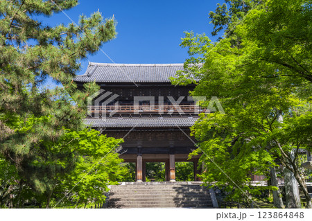 初夏の京都 南禅寺三門 新緑が美しい参道 初夏の京都 南禅寺三門 新緑が美しい参道 123864848
