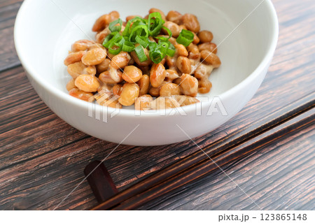 青ネギ入り納豆のアップとお箸 青ネギ入り納豆のアップとお箸 123865148