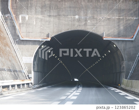 中央自動車道 トンネル入口 中央自動車道 トンネル入口 123865202