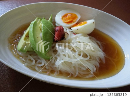 手づくり冷麺、アボカドとゆで卵と梅干トッピング 手づくり冷麺、アボカドとゆで卵と梅干トッピング 123865219