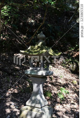 祐徳稲荷神社 奥の院の参道途中の石灯籠 祐徳稲荷神社 奥の院の参道途中の石灯籠 123865310