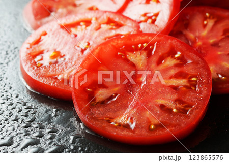 スライスしたフレッシュトマト 123865576