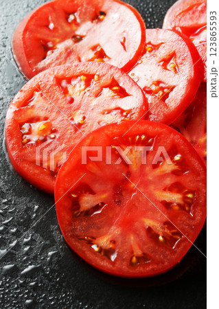 スライスしたフレッシュトマト 123865593