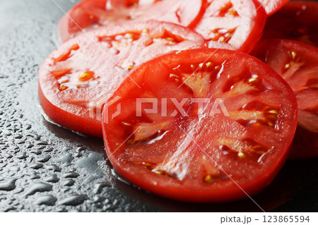 スライスしたフレッシュトマト 123865594
