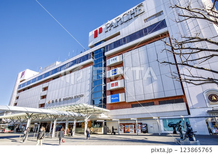 静岡市、静岡駅ビルと駅前広場の風景 静岡市、静岡駅ビルと駅前広場の風景 123865765