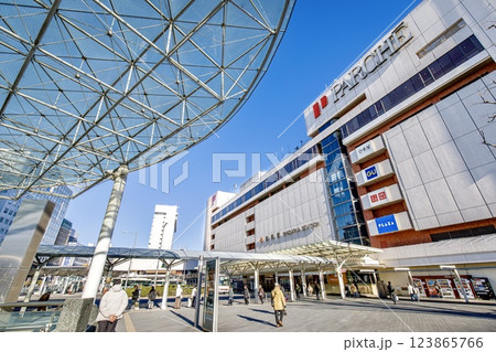 静岡市、静岡駅ビルと駅前広場の風景 静岡市、静岡駅ビルと駅前広場の風景 123865766